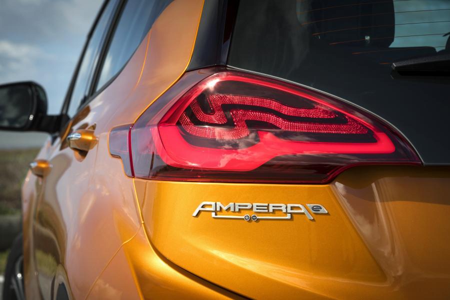Логотип Opel Ampera-e 2017 года  (фото 18 из 23)